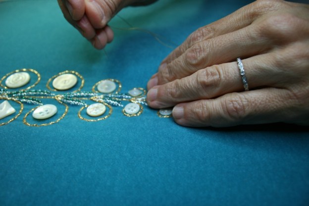 Torah mantle process image_photo: Dennis Friedler
