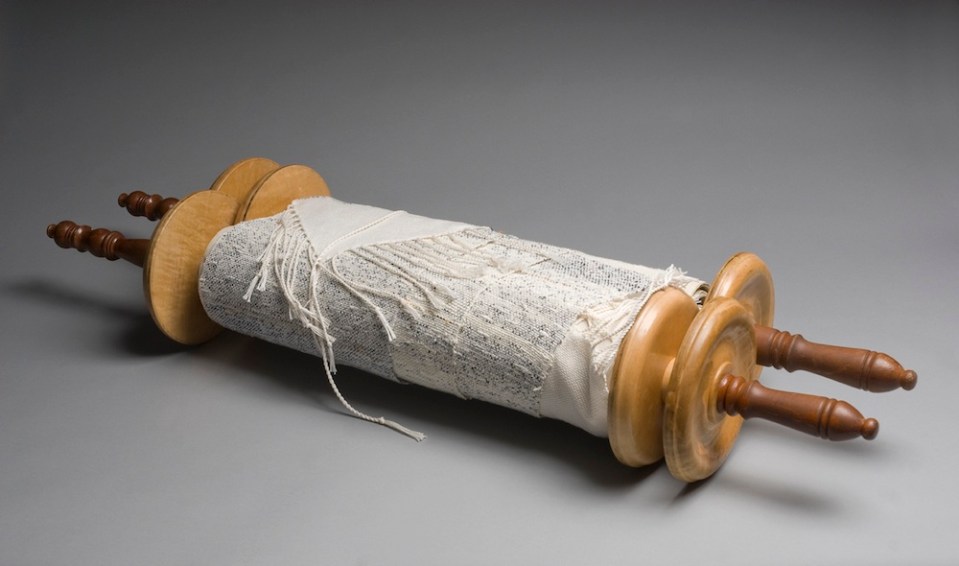 Eitz Chayim wimpel wrapping Torah_Photo by George Bouret